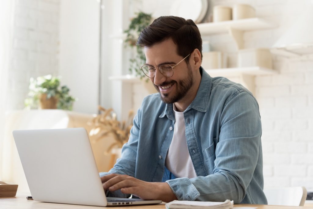 Bewerber an Laptop